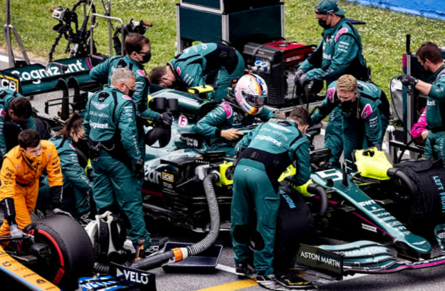 Sebastian Vettel chez aston martin en pit
