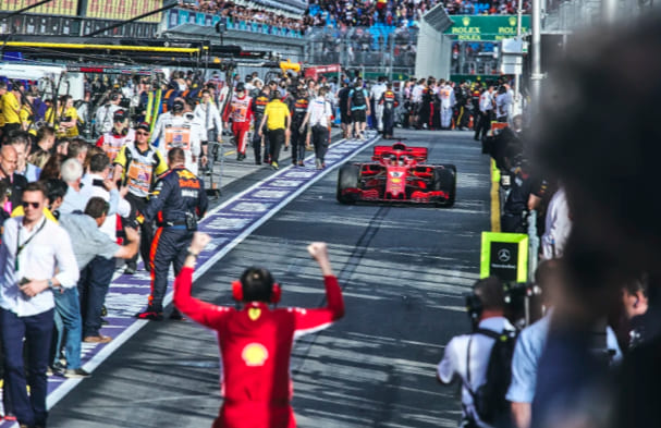 Sebastian Vettel chez ferrari en pit
