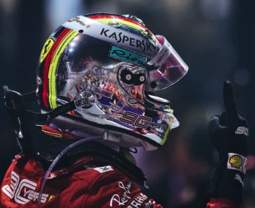 Sebastian Vettel sur un podium Ferrari